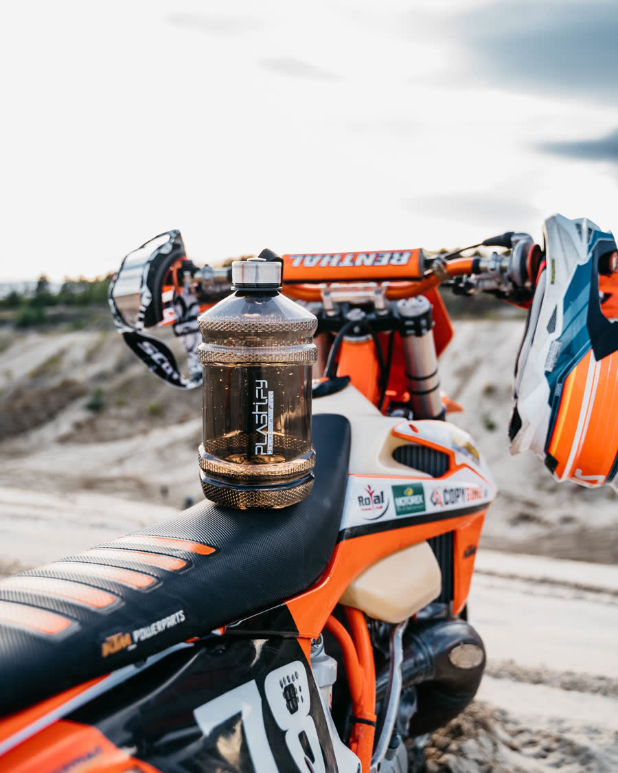Plastify palack egy motocross motor ülésén